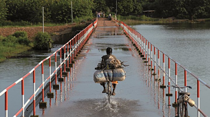 dws-hkv-training-flood-prtection-bridge-700px