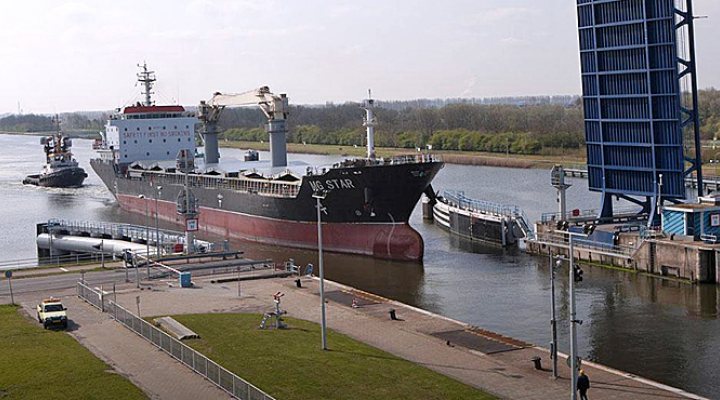 dws-ienm-new-lock-terneuzen-ship-770px