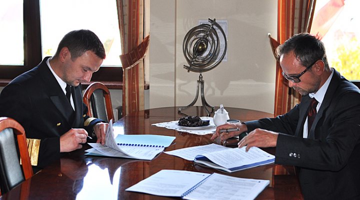 dws-nl-pl-van-den-herik-police-canal-signing-770px