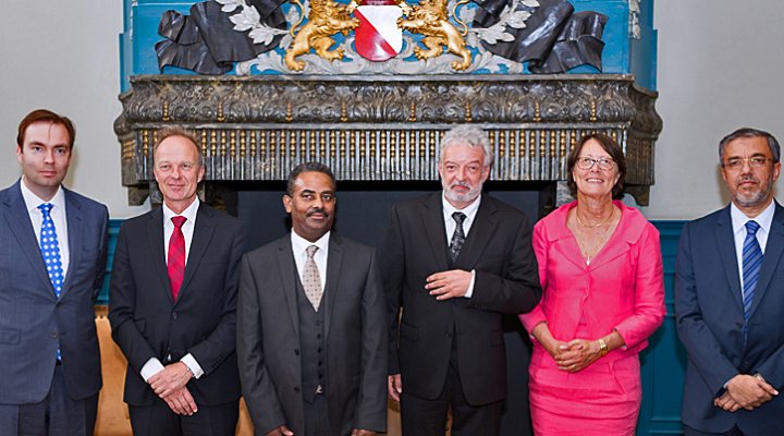 dws-uu-qaboos-chair-signing-delegation-770px