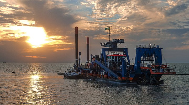 dws-van-oord-caspian-sea-dredger-sun-set-770px
