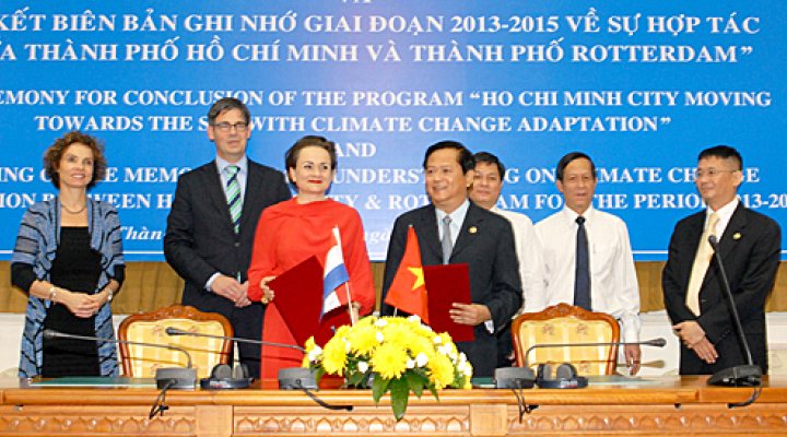 dws-vcaps-hand-over-climate-adaptation-strategy-525px