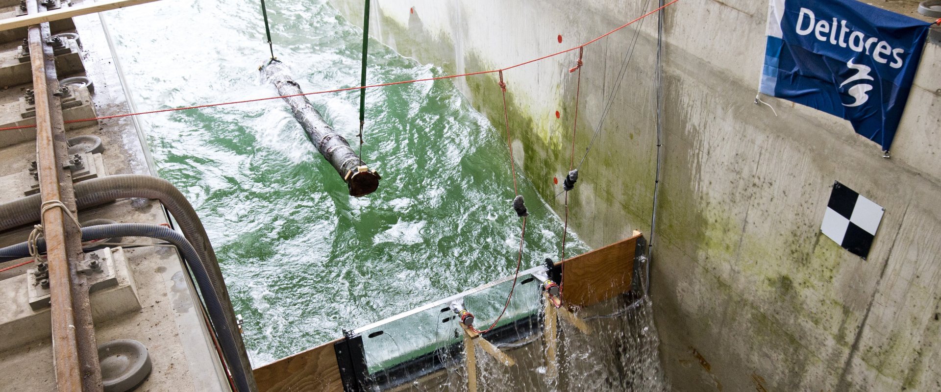 Test of the strength of a glass flood wall in Delta flume at Deltares, the Netherlands