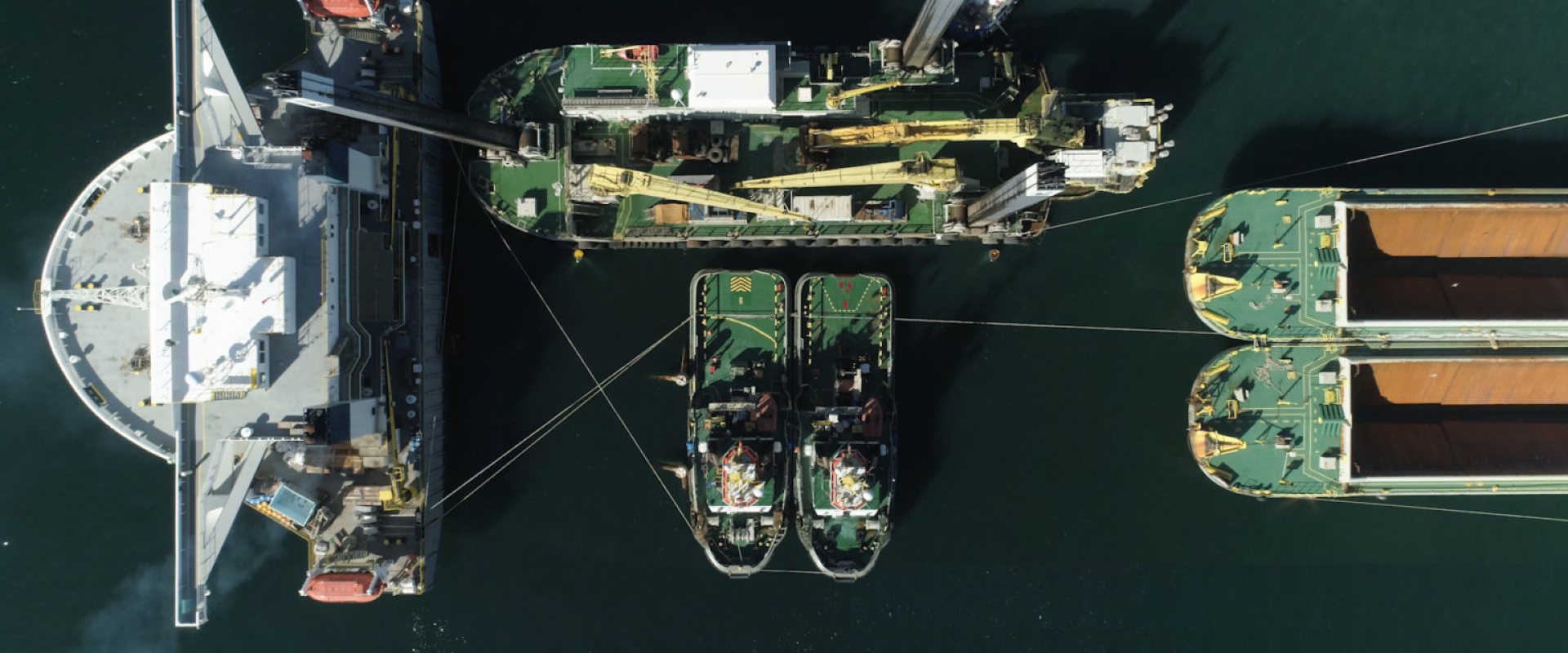 Heavy lift vessel Blue Marin takes on board backhoe dredger Magnor in Australia