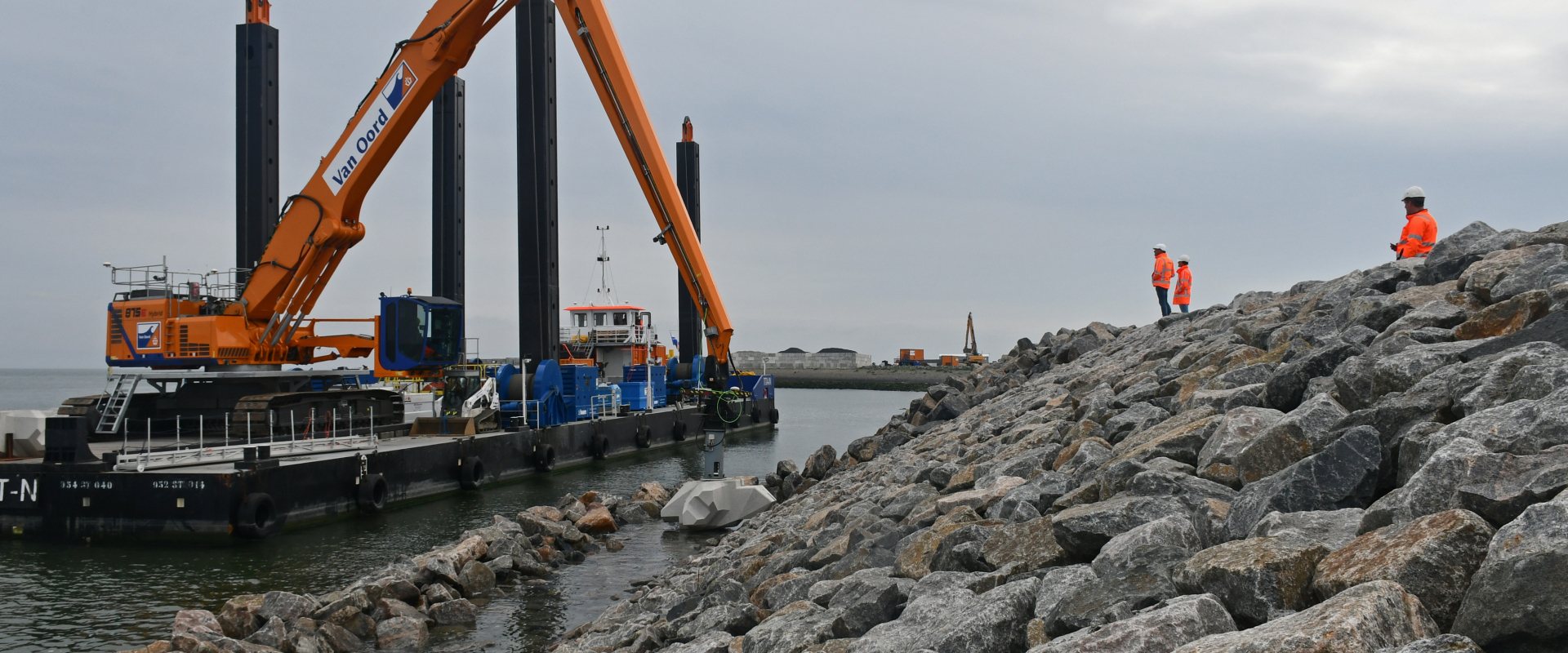 First Levvel armours blockls placed on Afsluitdijk