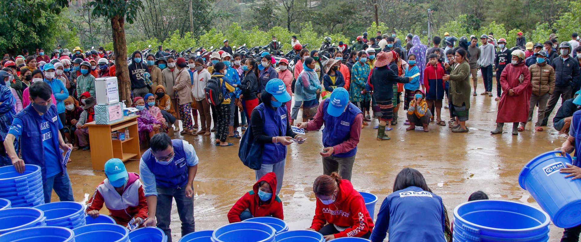 Distribution of gift packages by Dutch relief alliance after floods in Vietnam