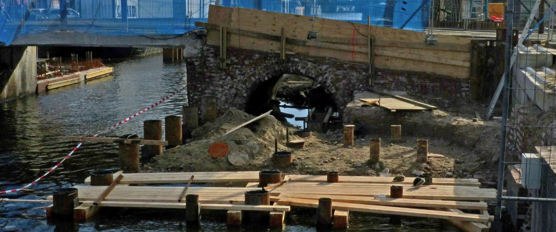 Renovation activities of a bridge over the Boerenwetering canal in Amsterdam. Photo: Fons Heijnsbroek / Unsplash