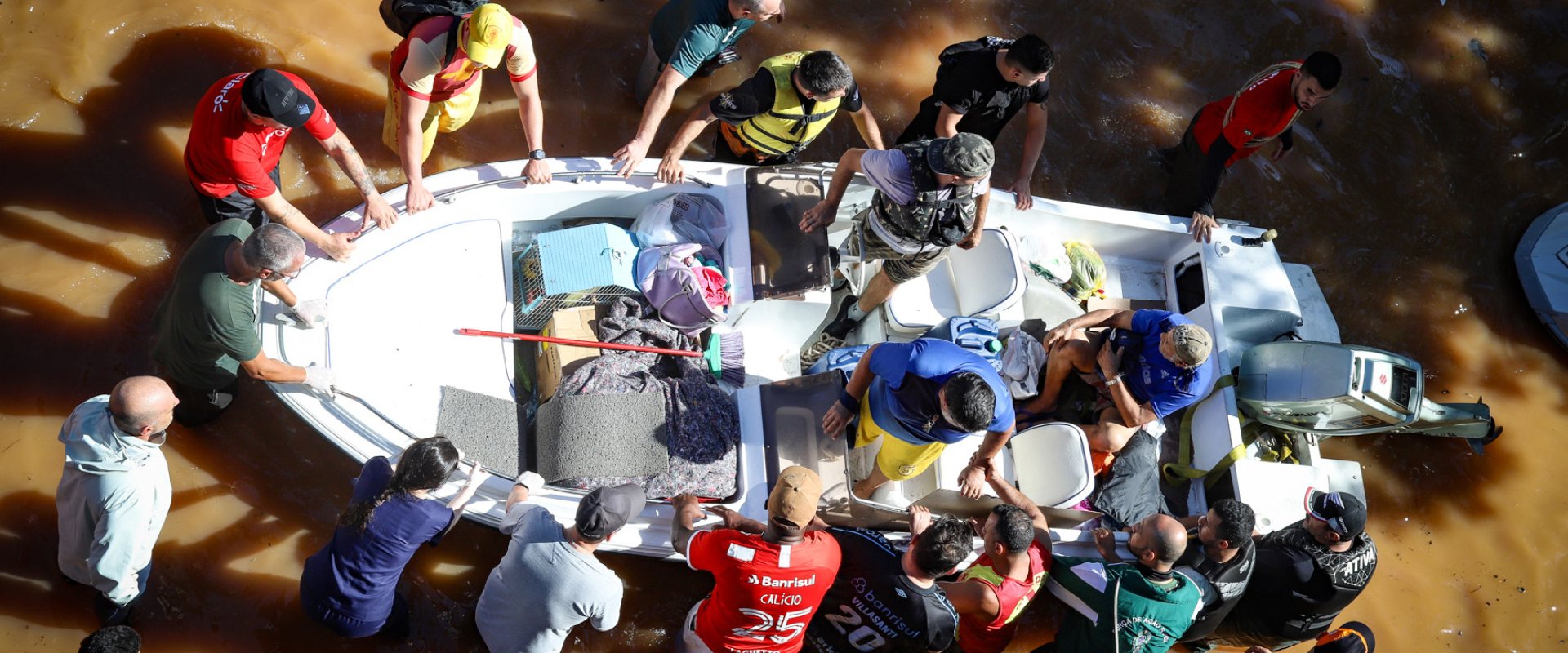 People being rescued by boat in Porto Alegre due to the floods. Photo: Cristine Rochol/PMPA