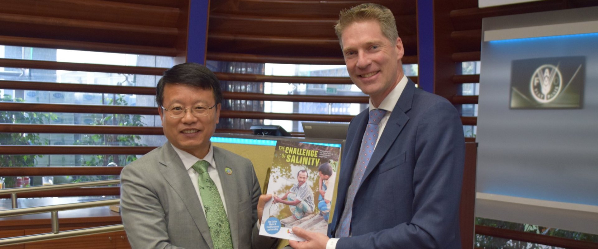 Handing over of the Salinity Magazine