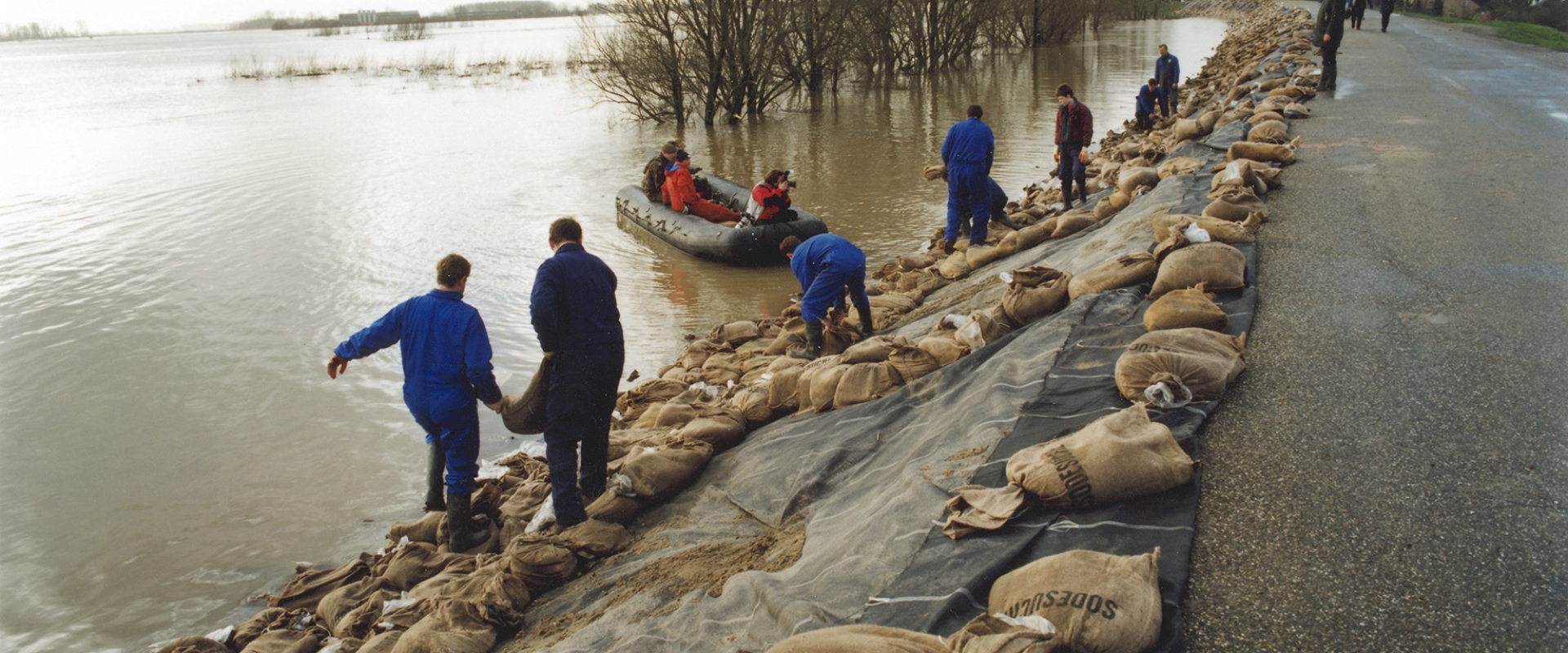 Emergency repairs on the flood embankment using sandbags, during the 1995 flood in Ochten. Photo: Henri Cormont / Rijkswaterstaat