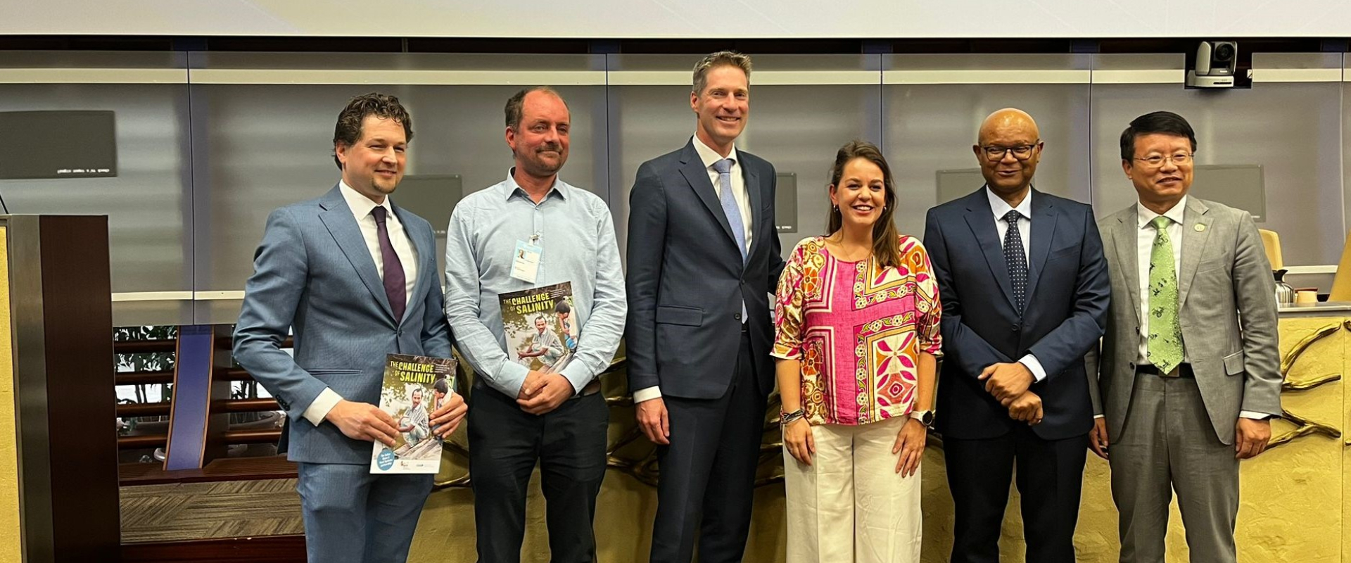 Hand-over of the Salinity Magazine at the WASAG Forum in Rome on 29 April 2024