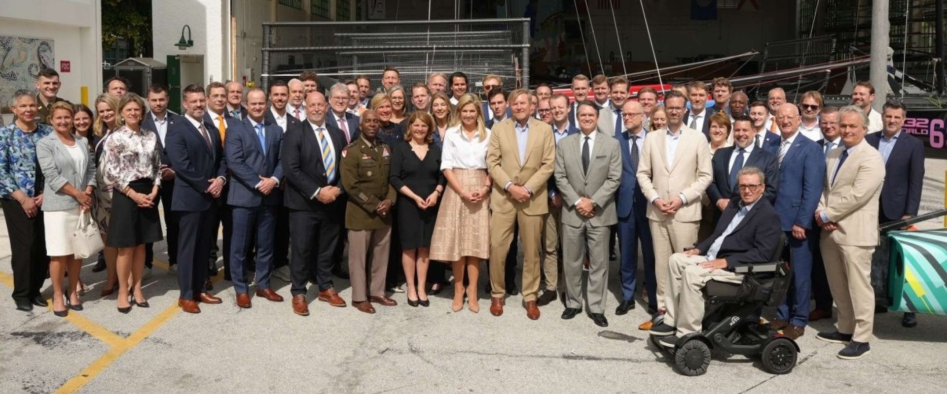 Group picture of Dutch Flood Resilience Solutions partnership partners, US hosts and the Dutch Royal couple copy